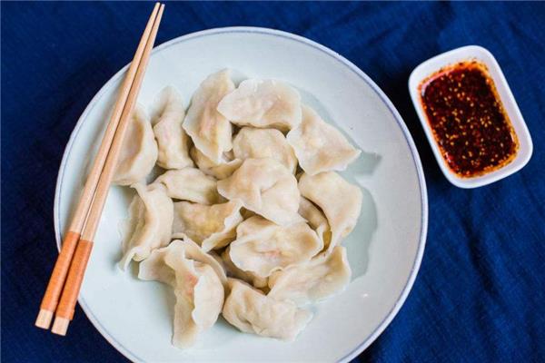 饺子冷水煮还是热水煮 饺子下锅要不要搅动