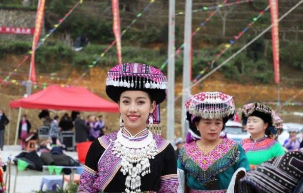 生活四川兴文的苗族花山节中最隆重的活动，祭花杆的活动什么时候举行  1