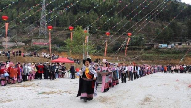 生活四川兴文的苗族花山节中最隆重的活动，祭花杆的活动什么时候举行  2