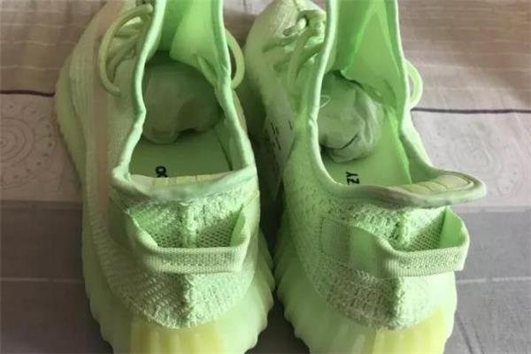 yeezy 350荧光绿开箱测评 椰子350夜光实物效果