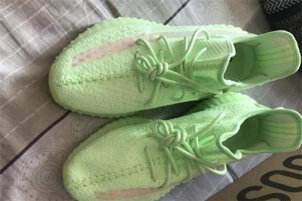 yeezy 350荧光绿开箱测评 椰子350夜光实物效果