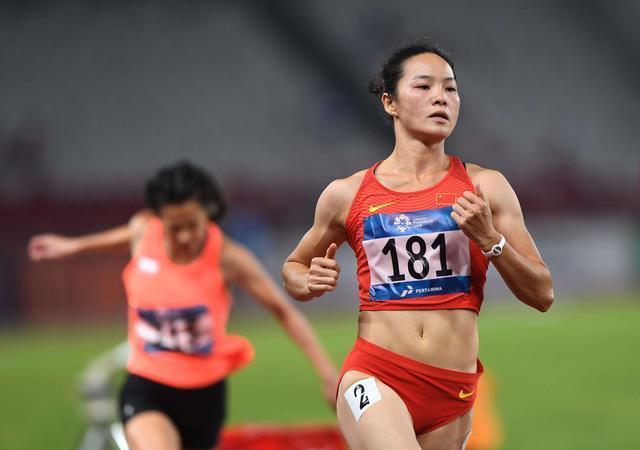 她是中国“女飞人”，百米曾跑出10秒99，今拒嫁65岁美国教练