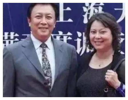 唐国强55岁混血妻子近照曝光，浓眉大眼气质绝佳，结婚26年超恩爱