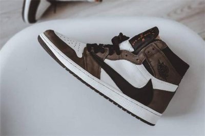 ​travis scott联名aj1反钩多少钱 市场价炒至上万