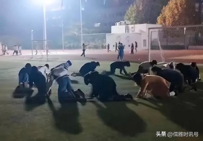 ​诡异？对外经贸大学多名学生集体爬行，深夜集体鬼魅爬行