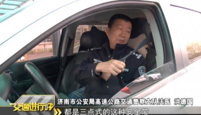 ​必看！前后都要系的安全带，交警演示规范使用安全带正确姿势