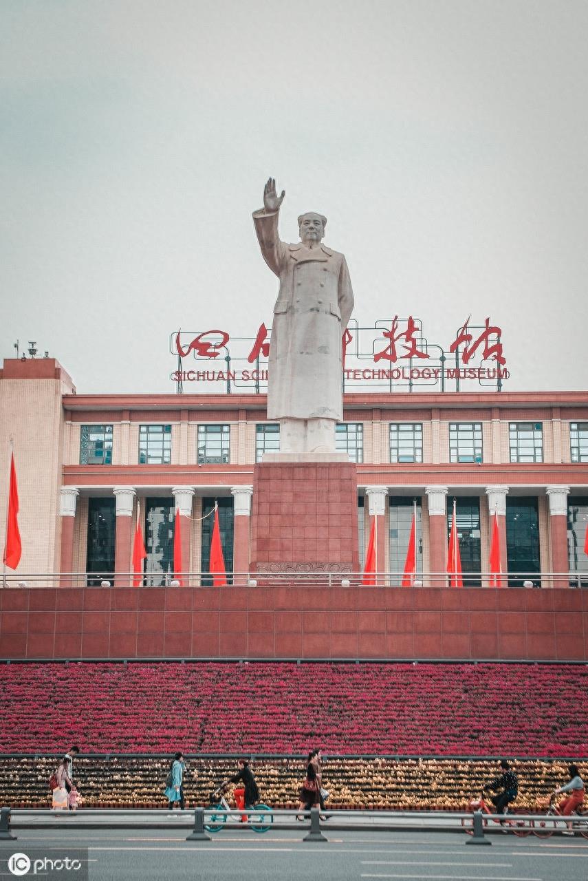 成都天府广场，成都城区象征标志，也是西南地区著名的繁华地标点