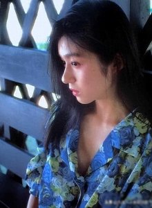 ​“青山知可子”三级片女王，天使面孔和魔鬼菠萝胸身材，天花板