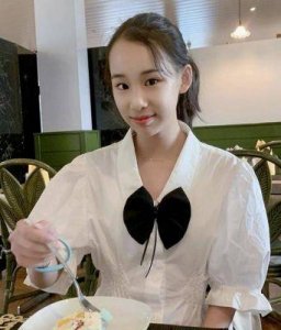 ​赵文卓16岁女儿在瑞士毕业，身材高挑亭亭玉立，颜值不逊一线小花