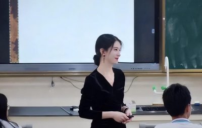 ​大学女教师因长相火了，“黄金比例脸”美艳动人，却有些不真实