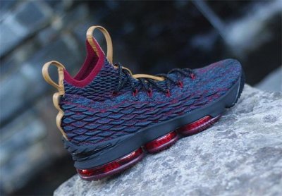 ​好看吗？细节满满的最新Nike LeBron 15骑士队配色