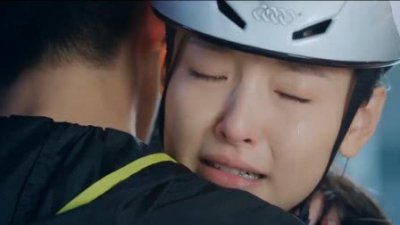 张新成机场和吴倩互动,顺口一句棠雪,吴倩真实反应够笑三天