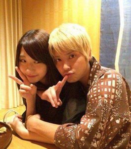 日本少女组合教父秋元康和《周刊文春》的30年恩怨史