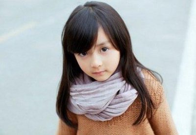 小苹果安琪儿如此装扮很是时尚,网友纷纷表示裤子去哪了?