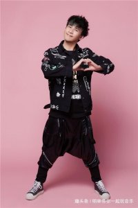 大张伟收晒老婆照片,终于知道大张伟为什么这么喜欢她了