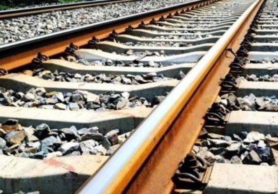 为什么火车的轨道不用不锈钢,而用的是生锈的铁?「为何铁轨不使用不锈钢却宁愿